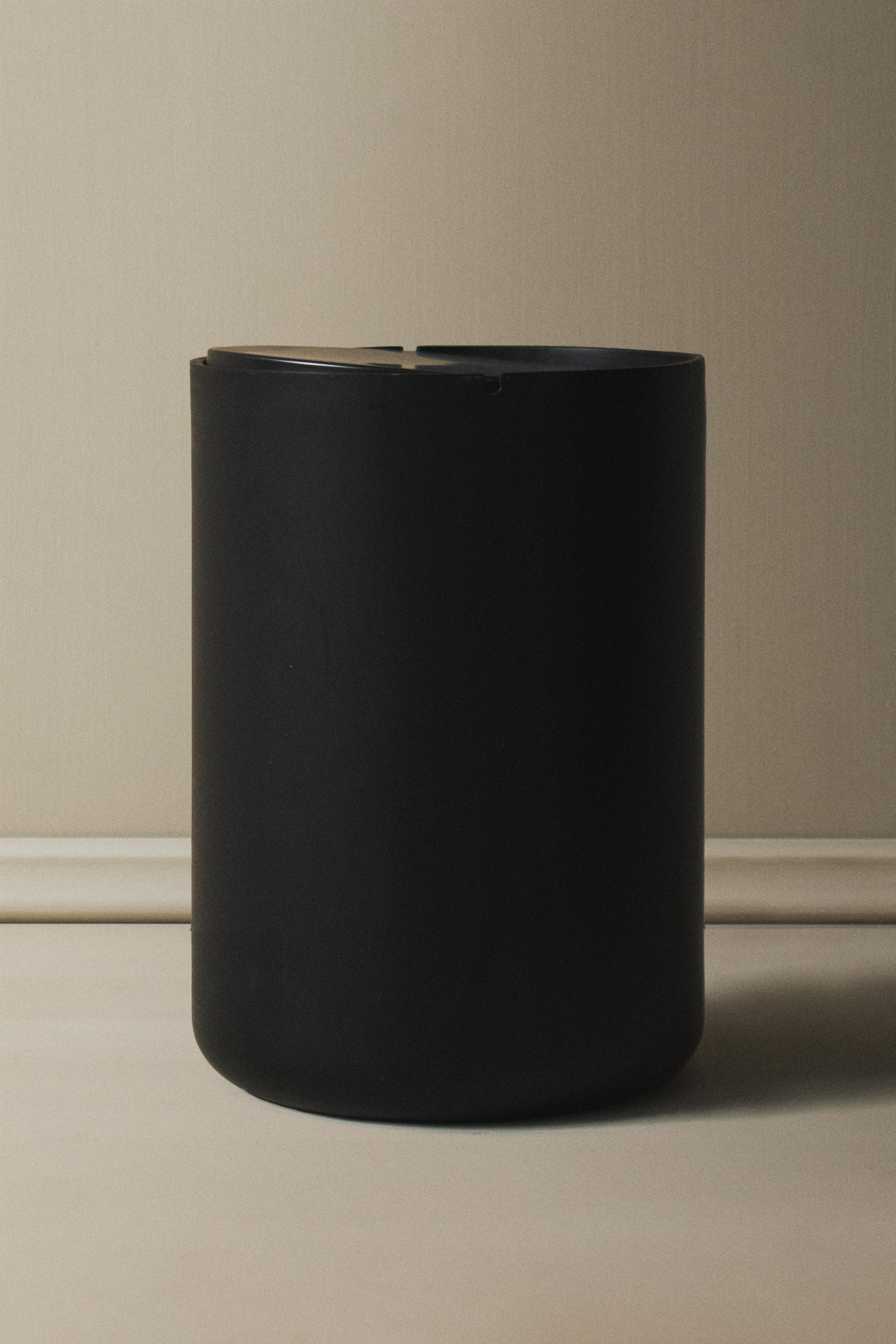 BLACK RESIN LARGE WASTEPAPER BASKET
